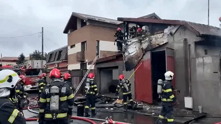 Incendiu în București. Ard patru case si o anexă. Un locatar a fost evacuat