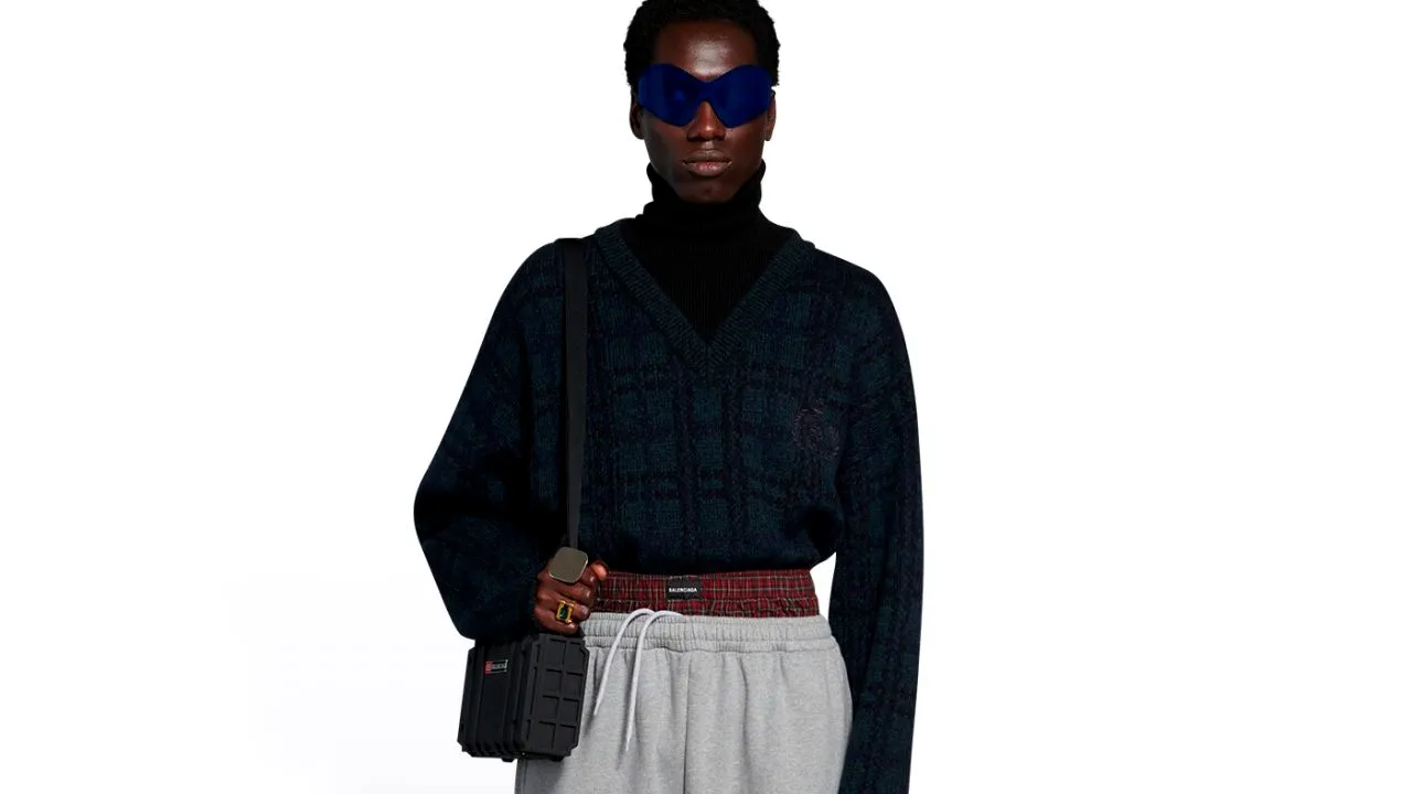 Balenciaga, acuzată de rasism din cauza unei perechi de pantaloni. De unde a pornit totul