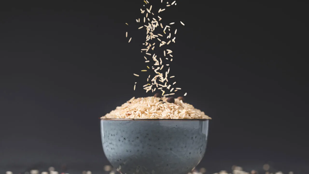 Ce se întâmplă dacă îți pui OREZ cald pe mâini. Trucul te scapă de o mare problemă