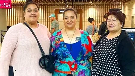 Mama și fetele ei, oprite când au vrut să urce în avion,  pe motiv că erau prea grase: Scuze, nu se poate. Sunteți prea mari 
