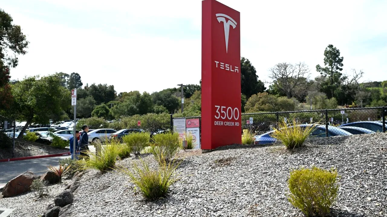 TESLA avertizează că ar avea de suferit ca urmare a „războiului” taxelor vamale