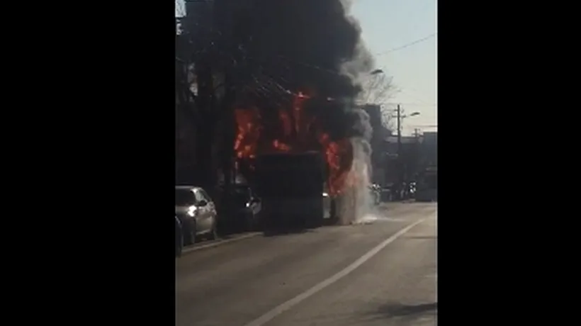 Un autobuz cu călători a luat foc pe o stradă din Craiova. Focul s-a extins la case