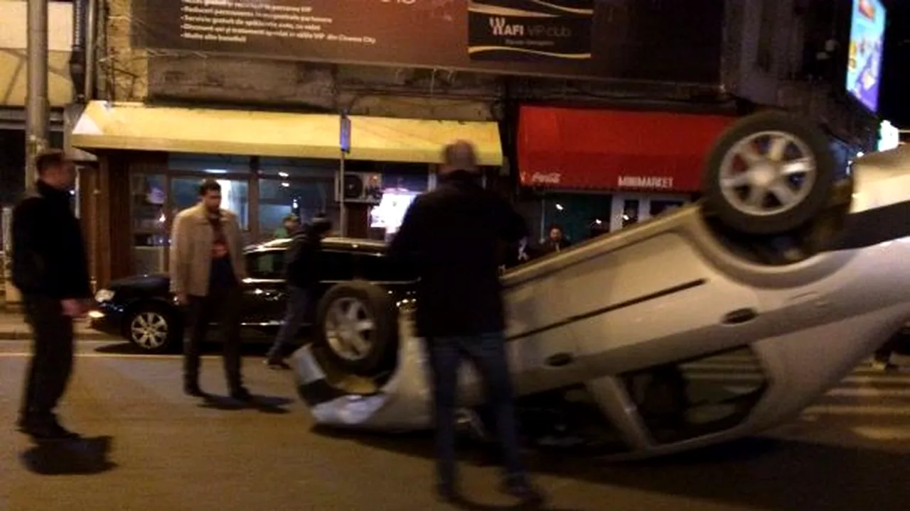 Grav accident în București: un autoturism s-a răsturnat după ce a lovit un vehicul staționat
