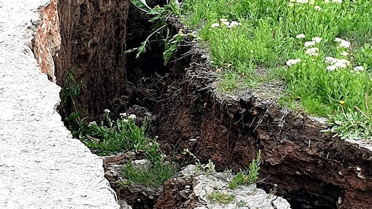 Case în pericol de prăbușire, după surparea unui mal de pământ