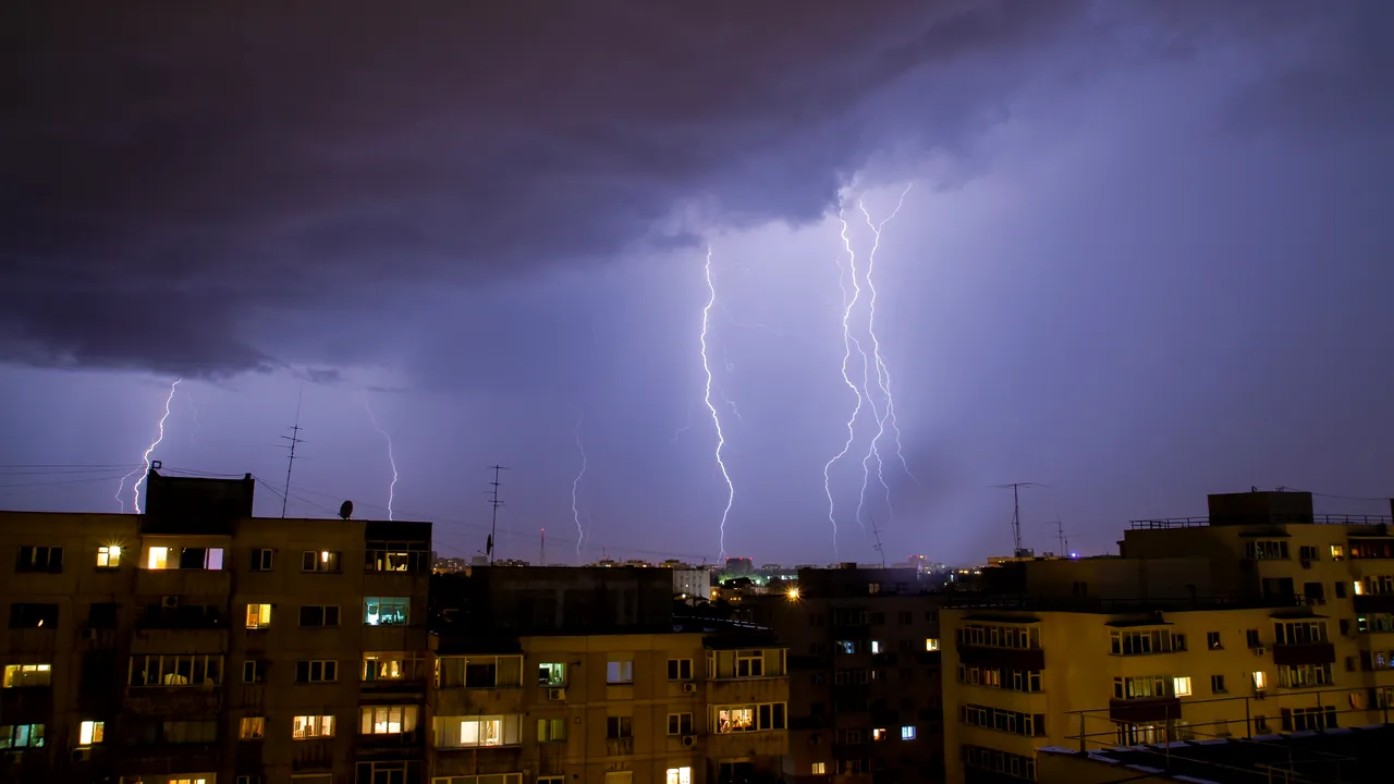 VREMEA: Înnorări temporare și ploi locale, însoțite de descărcări electrice. PROGNOZA METEO pentru marți și miercuri. HARTA ANM