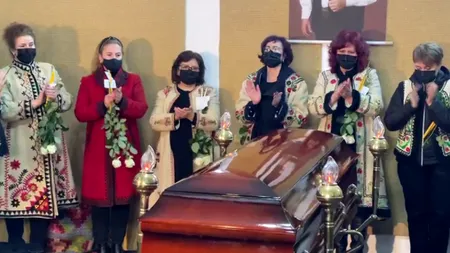 VIDEO | Sicriul cu trupul neînsufleţit al artistului Petrică Mîțu Stoian, depus la Ansamblul Folcloric „Maria Tănase” din Craiova