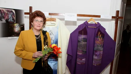 Un artist plastic din Satu Mare creează veșmântul purtat de Papa Francisc la Șumuleu Ciuc