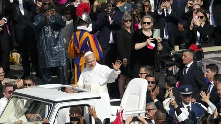 Papa LEON, prima baie de mulțime cu papamobilul în Piața Sfântul Petru, la ceremonia de inaugurare a pontificatului