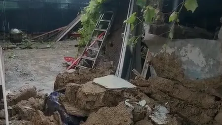 Operațiune de salvare a pompierilor pentru o femeie care a fost prinsă sub dărâmături, în Galați – VIDEO