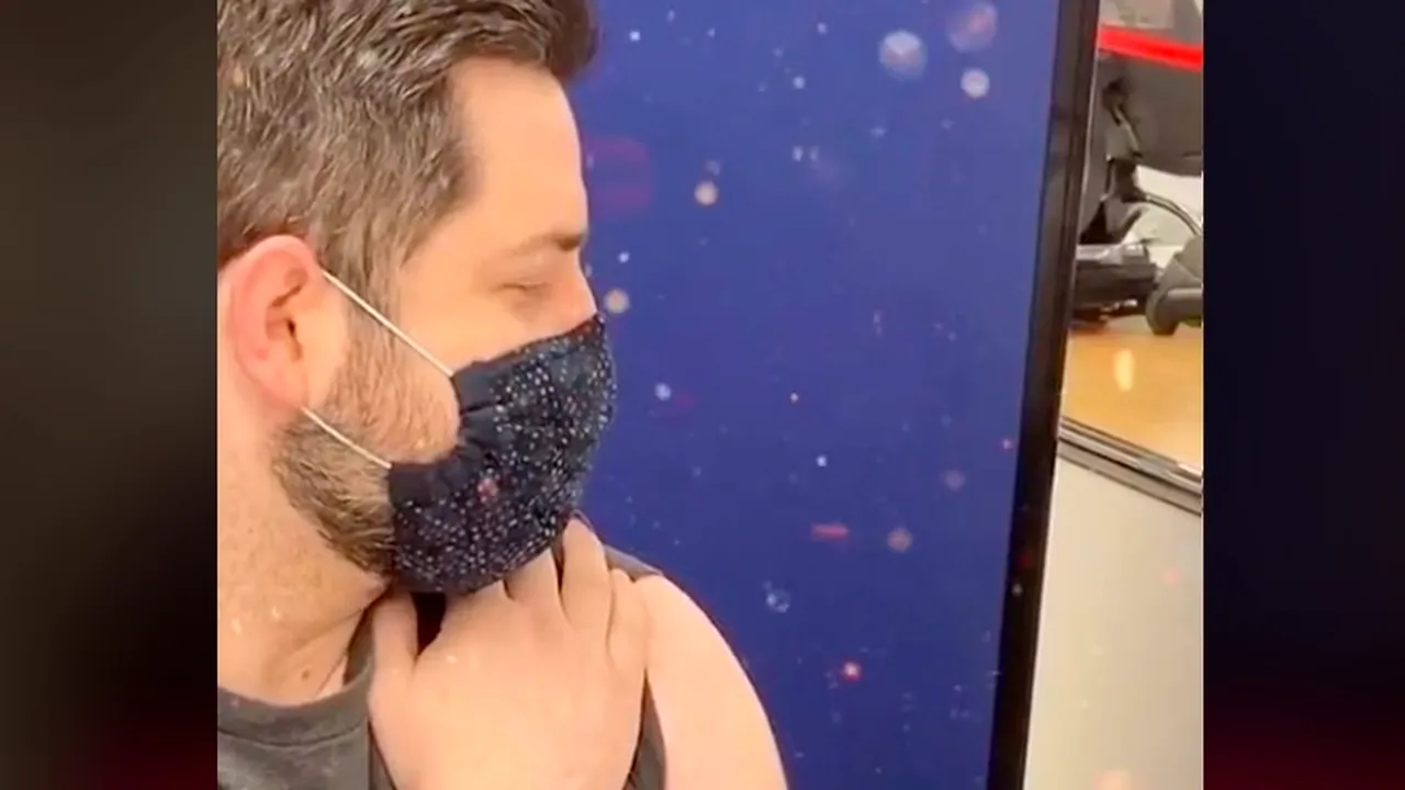 Un student a fost vaccinat anti-Covid de un farmacist, într-un supermarket. Postarea a devenit virală