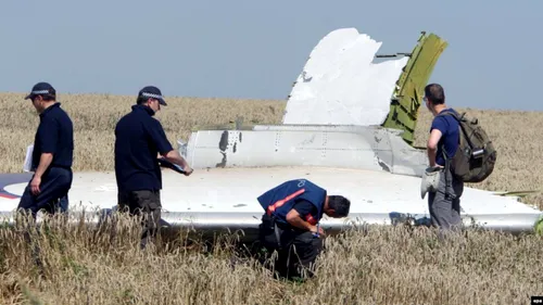 Tragedia MH17 – Malaysia Airlines. Moscova nu crede în lacrimi și refuză continuarea discuțiilor privind stabilirea vinovaților. Premierul olandez: ”Este extrem de dureros”