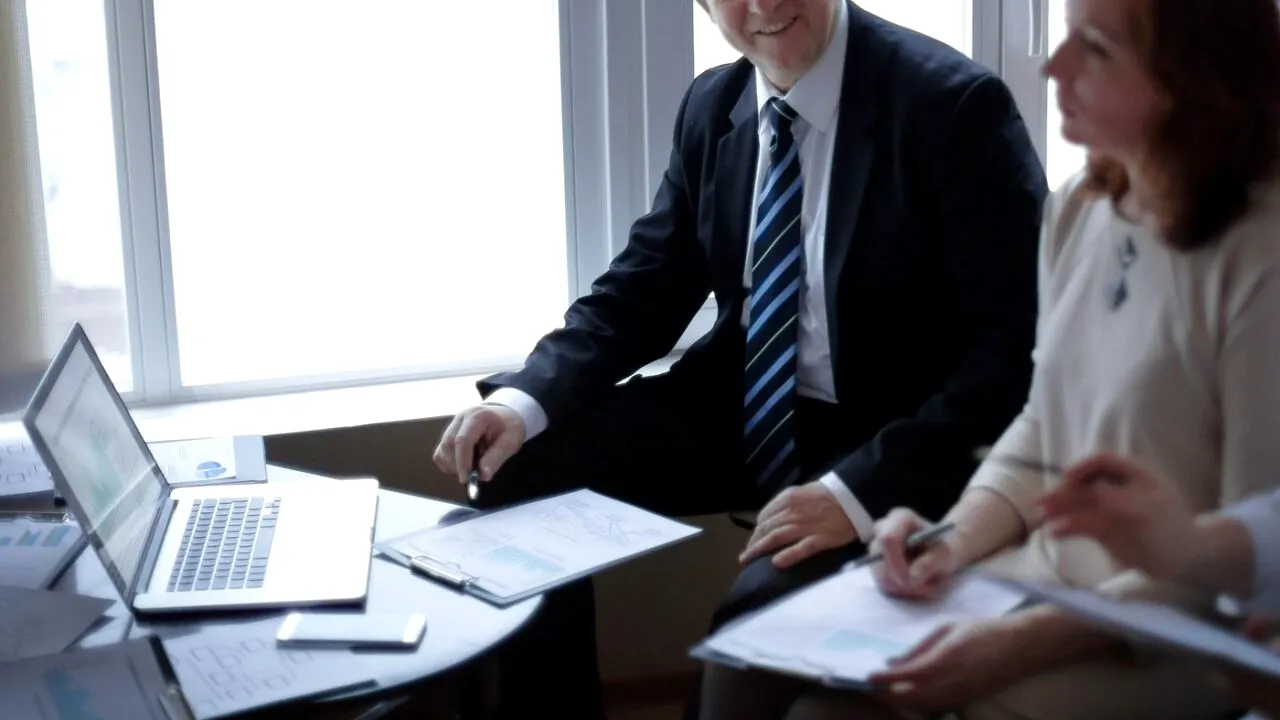 BUGETARUL care și-a redus singur salariul cu 40.000 de lei. Ministrul Economiei: „Hai, că se poate! Insistenţa şi presiunea publică dau roade”