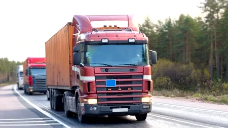 Transportatorii români protestează la ambasadele Franței și Germaniei față de salariul minim pentru șoferi. 