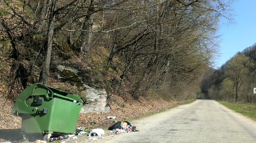 A uitat un AWB printre gunoaiele aruncate pe marginea drumului. Ce a urmat, lecție pentru toți cei care nu respectă natura!