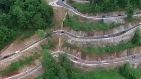 Un drum spectaculos săpat în munte, numit Transluncani, a fost inaugurat în Timiș. Oamenii îl compară cu Trasfăgărășanul - VIDEO 