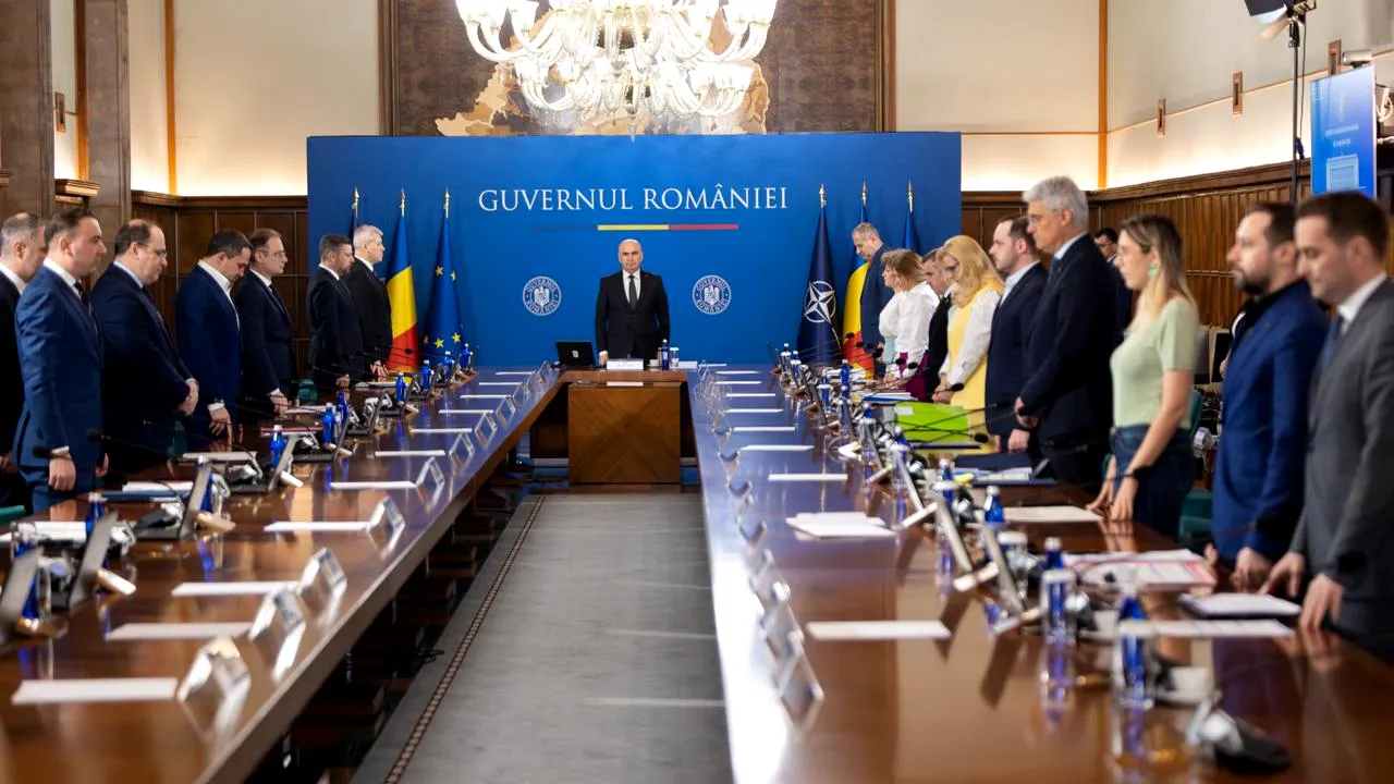 Guvernul Bolojan a ținut un moment de reculegere pentru Mircea Lucescu la începutul ședinței de joi