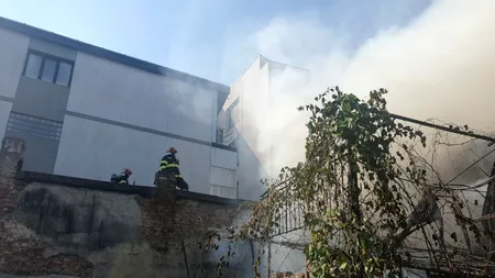 VIDEO | Incendiu violent produs la anexa unei locuințe din București. Șase autospeciale de stingere, mobilizate