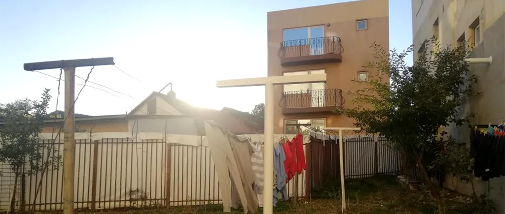 Caz ireal în Năvodari! De foame, o familie și-a transformat grădina din spatele blocului în coteț