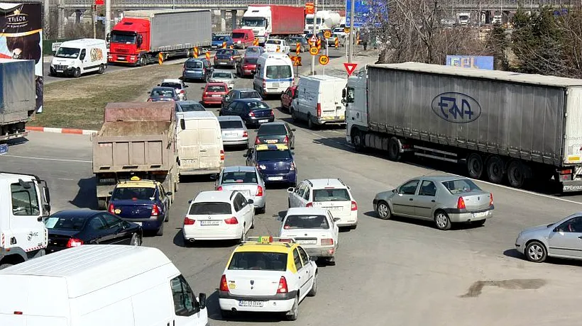 Arad: Coloane de mașini de cinci kilometri pe DN 79, după ce o basculantă s-a răsturnat pe șosea
