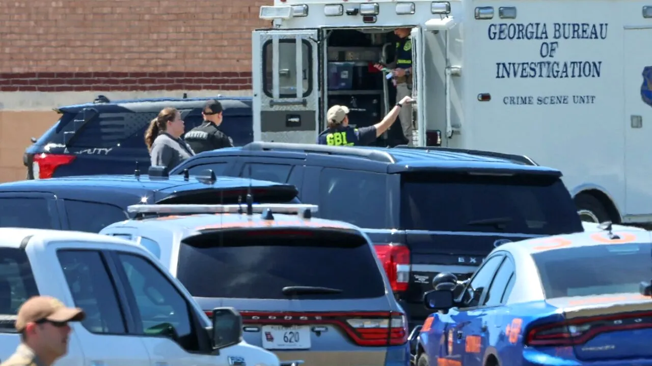 FBI știa de anul trecut că atacatorul de la școala din Georgia reprezintă o amenințare și a alertat autoritățile locale. Suspectul are doar 14 ani