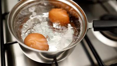 Ce trebuie să pui în apa în care fierbi ouăle de Paște. Așa păstrezi coaja intactă