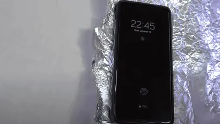Ce se întâmplă, de fapt, dacă îți învelești smartphone-ul într-o folie de aluminiu. Efectele sunt nebănuite