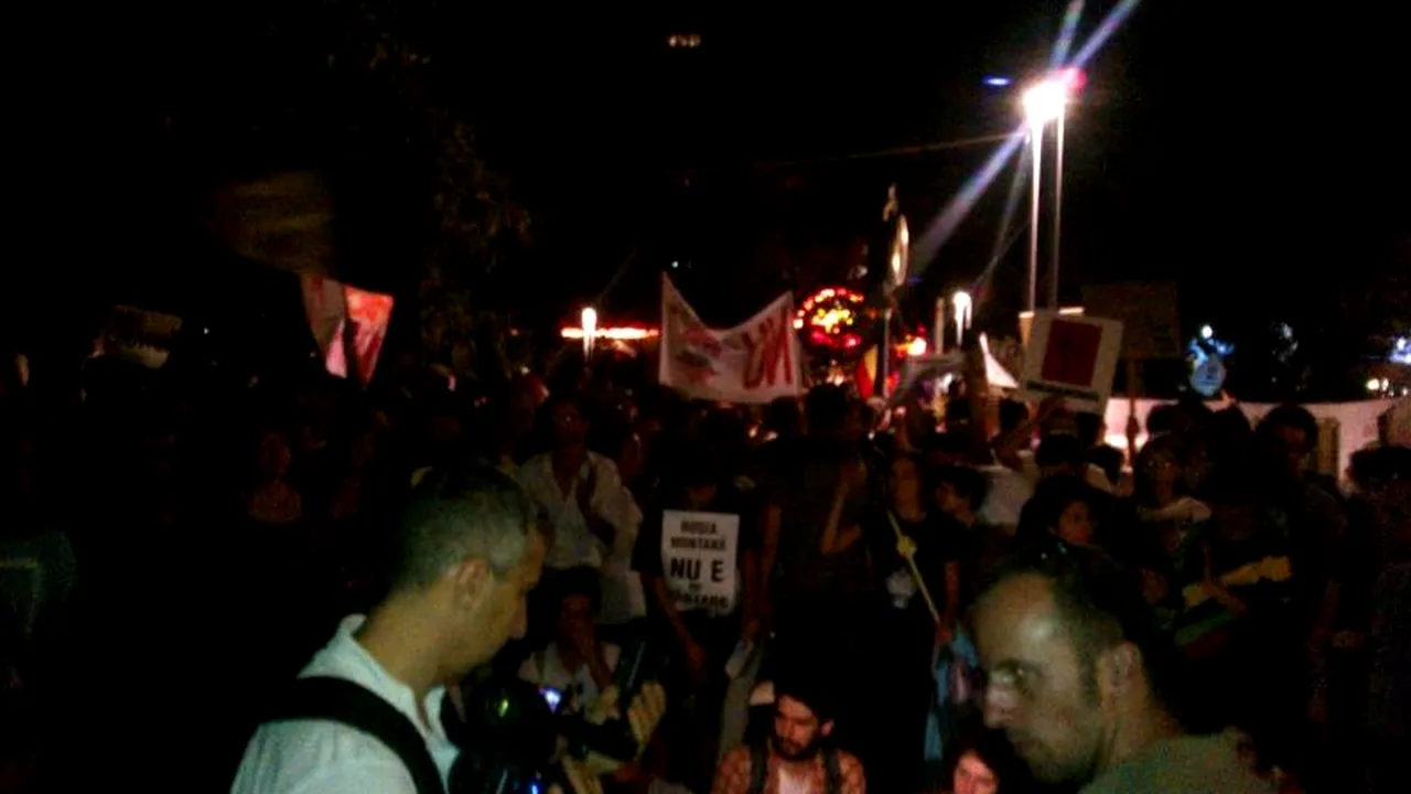 A noua zi de proteste împotriva Roșia Montană. 400 de persoane sunt în Piața Universității