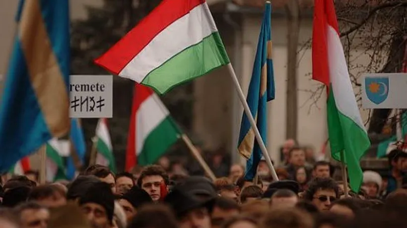 Sute de maghiari flutură steagurile Ungariei și Ținutului Secuiesc, la Cluj. Ce scandează manifestanții