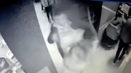 Angajata unui bar a fost BĂTUTĂ, după ce a refuzat să-i mai vândă alcool unui client BEAT