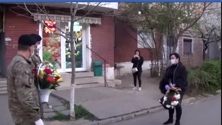SOLIDARITATE în Galați: Mihaela, asistenta hărţuită de vecini, așteptată cu flori și aplauze de militari | VIDEO