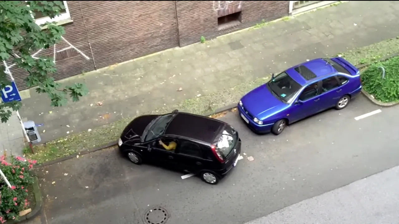 Cât îi ia unei șoferițe să parcheze