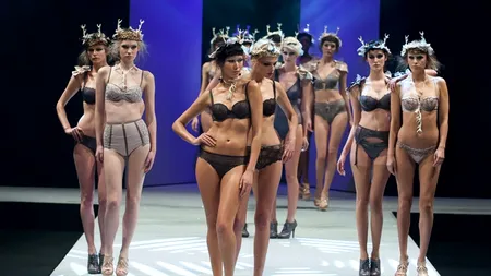 Franța ar putea interzice apariția pe podium a manechinelor prea slabe. Ce amenzi riscă agențiile de modelling care nu respectă legea 