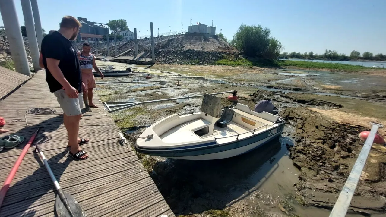 Dunărea a secat în portul turistic din Corabia-Olt. Bărcile stau de câteva săptămâni blocate în nămol