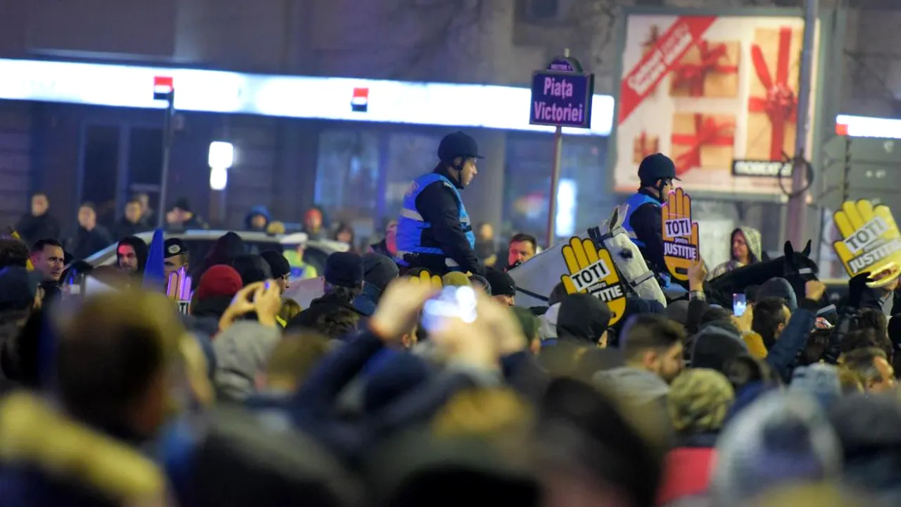 Jandarmeria Română, primele explicații, după ce caii ar fi pus în pericol protestatarii