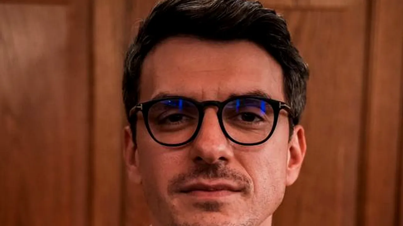 FOTO / Cum și-a cerut Alexandru Ion partenera în căsătorie. ”Inelul a fost ASCUNS în unul dintre puzzle-urile camerei ”