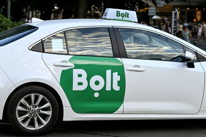 Românii își reduc ieșirile din oraș. Transportul în comun și deplasările cu mașinile ridesharing sunt tot mai scumpe din cauza creșterii prețului la benzină, motorină și gaz. 