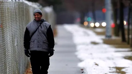 În fiecare zi, acest bărbat merge pe jos peste 30 de kilometri până la locul de muncă. Ce reacție a stârnit în rândul comunității