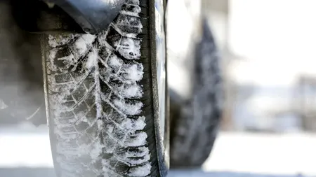 O șoferiţă din Alba Iulia a fost amendată cu 1.800 de lei, după ce a fost prinsă că circula cu un autoturism echipat cu anvelope de vară