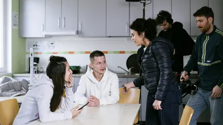 EXCLUSIV VIDEO. Imagini emoționante din culisele proiectului „Fără frică” lansat de Alina Șerban. Adolescenții instituționalizați își scriu și regizează propria poveste într-o serie de scurtmetraje inedite (FOTOREPORTAJ)