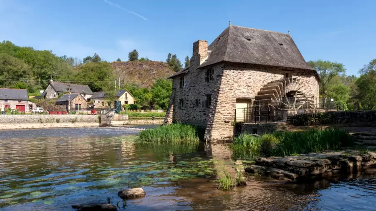 Un cuplu francez a cumpărat o bijuterie de chițimie în mijlocul unui râu. Surprizele au fost pe măsură