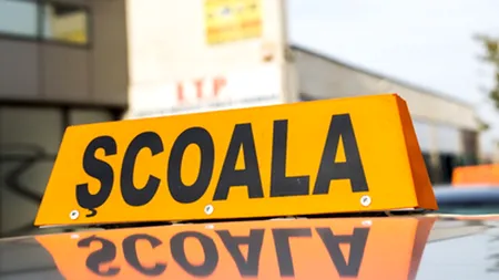 Tânără lovită în plin de mașina unei școli de șoferi. Femeia de la volan a ÎNCURCAT pedalele între ele