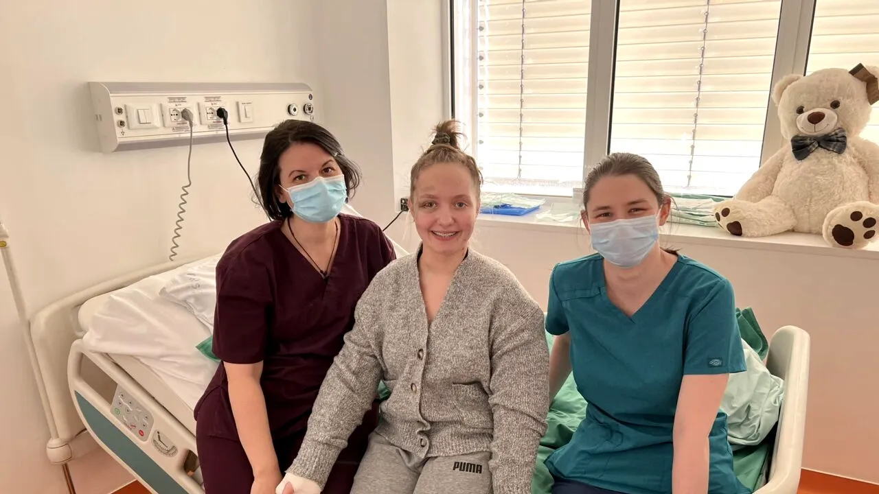 Cum se simte ALEXIA, fata căreia i-au fost reimplantate mâinile după un accident rutier. Mărturiile emoționante ale tinerei