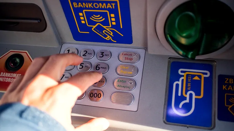 Românii care folosesc bancomatul trebuie să știe. Ce se întâmplă cu banii dacă îi uiți în ATM
