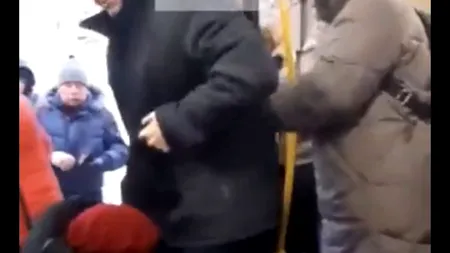 VIDEO | O vârstnică a fost dată jos din autobuz în Rusia pentru că a criticat războiul din Ucraina: „Du-te acolo, du-te să-i ajuți!”