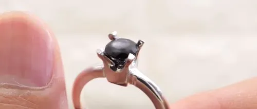 „Le-am adunat un an de zile ca să îi fac inel din ele: Bărbat batjocorit pe internet pentru materialul controversat din care i-a făcut inelul de logodnă iubitei  / „E de-a dreptul scârbos - VIDEO 
