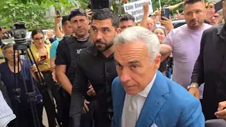 Călin Georgescu a ajuns la Judecătoria Sectorului 1, după ce a contestat prelungirea controlului judiciar. Zeci de susținători scandează: „Libertate”