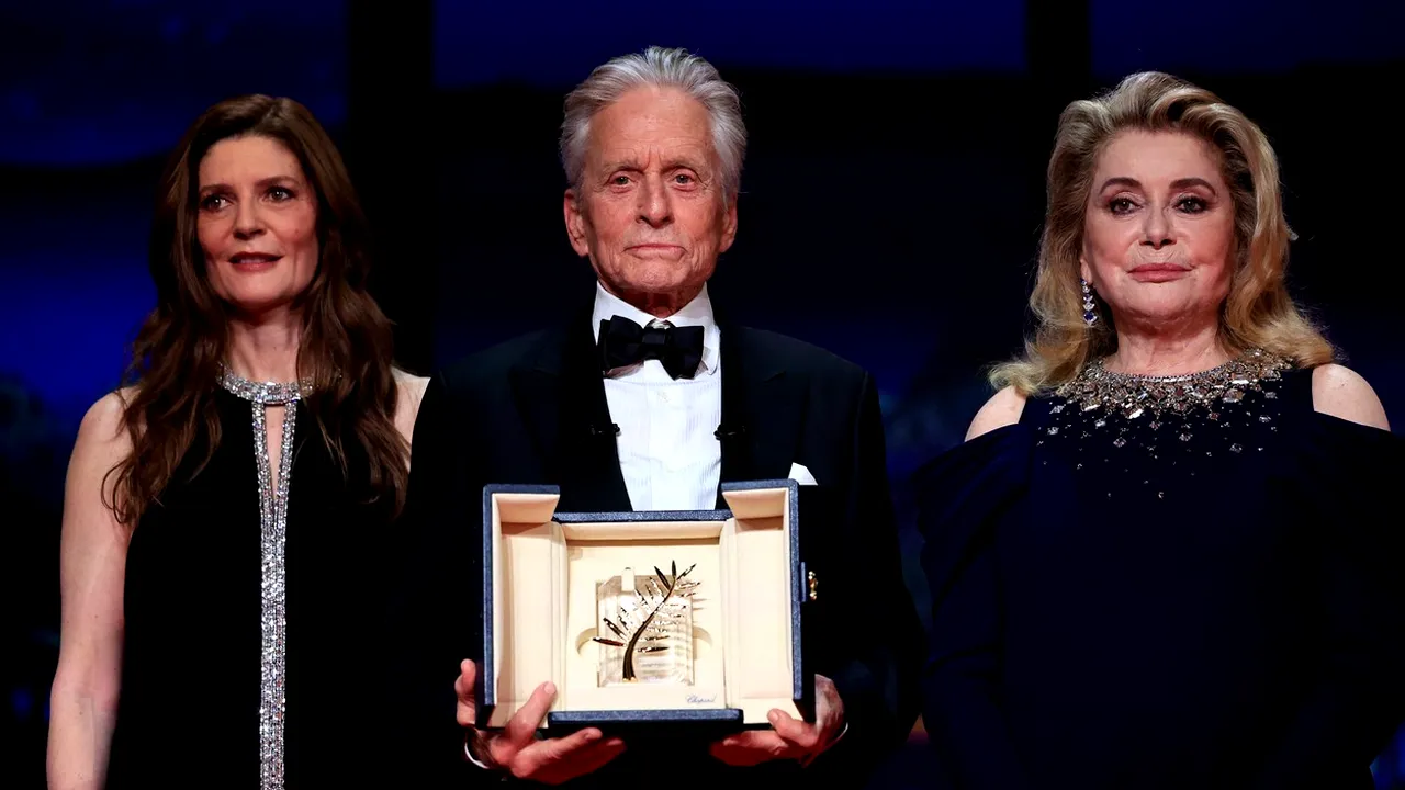 Cannes 2023: Ediția a 76-a a început cu Michael Douglas premiat pentru întreaga carieră și Johnny Depp în filmul din deschiderea oficială