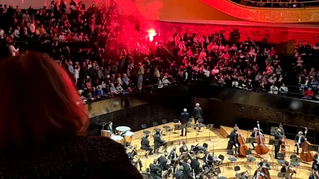Incidente grave la Filarmonica din Paris. Un concert susținut de Orchestra din Israel a fost întrerupt de fumigene și ciocniri între spectatori