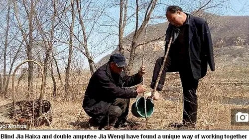 Un nevăzător și prietenul lui fără brațe au plantat 10.000 de copaci. „Eu sunt mâinile lui, iar el este ochii mei