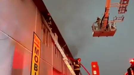 Zeci de tineri au fost evacuați de la o petrecere de majorat, după ce acoperișul restaurantului a luat foc. Ce s-a întâmplat
